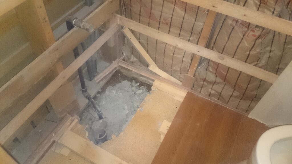 トイレ便器の入れ替えを行います。既存手洗器を撤去、移設してコンパクトにします。