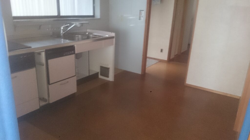 キッチンの入替えをし、壁・天井のクロス張替えをします。