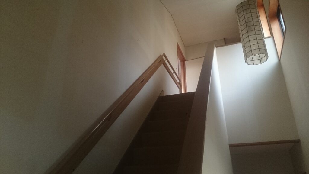 既存の階段にはカーペットが敷き詰められています。カーペットを取り除きます。