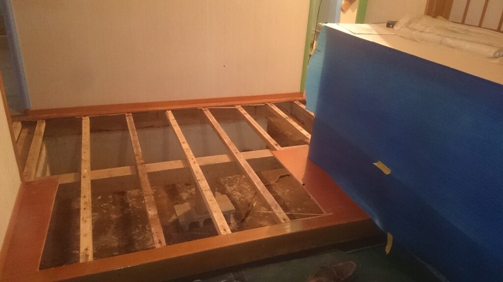 玄関ホール廊下等、既存の床をめくりました。断熱材は入っていませんでした。