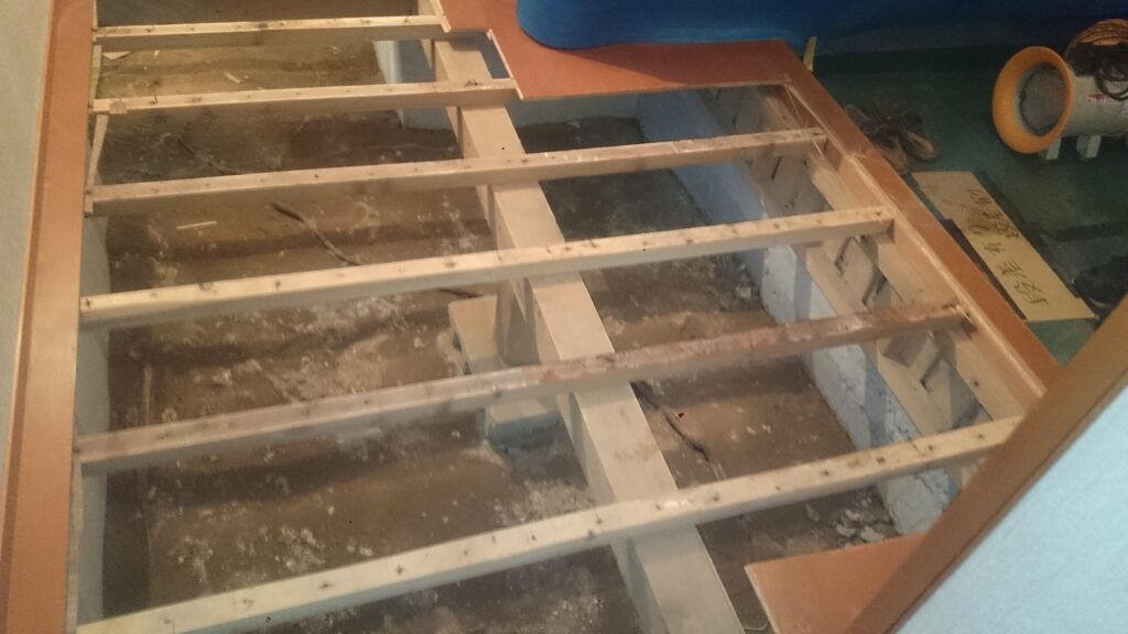 普段は見ることができない床下。土台や根太が見えます。床下をめくることでシロアリの被害がないかも確認します。シロアリが原因ではなく接着剤の劣化によるものでした。