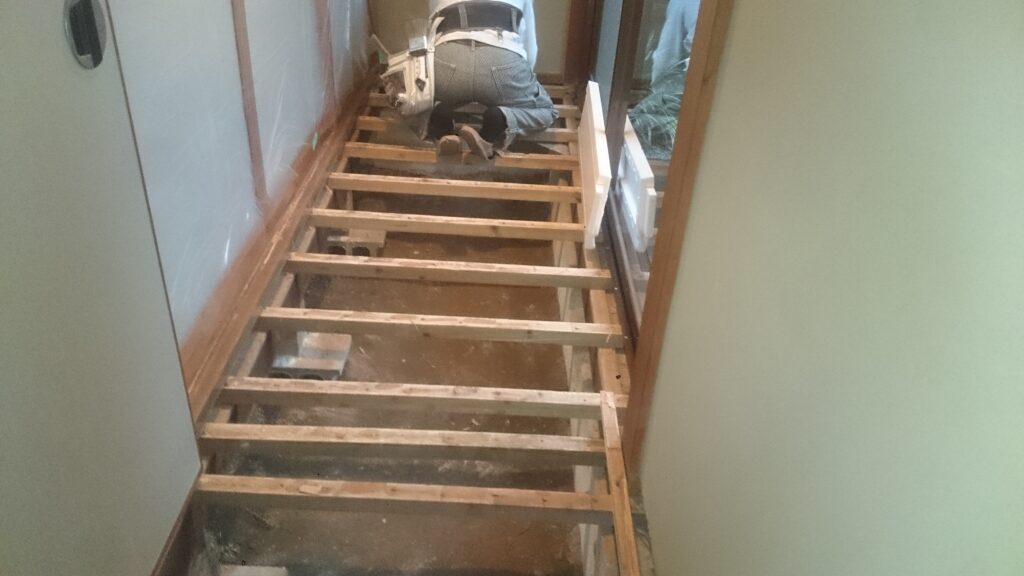 フカフカしていた廊下の床も剥がして床材の補強や新しく下地を入れました。
画像は断熱材を敷いています。