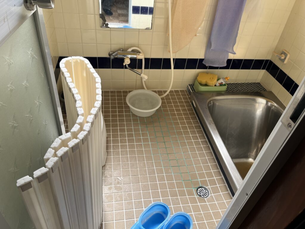 タイル貼りの寒い浴室をユニットバスに入れ替えます。