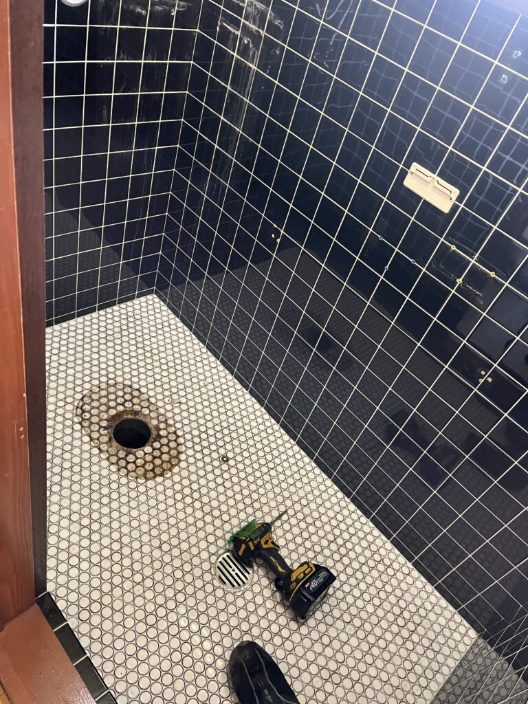 トイレを撤去しました。全て解体していきます。出入口の段差を解消します。