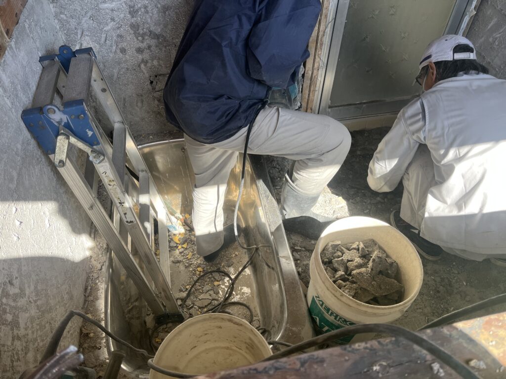 タイル貼りの浴室を解体しています。