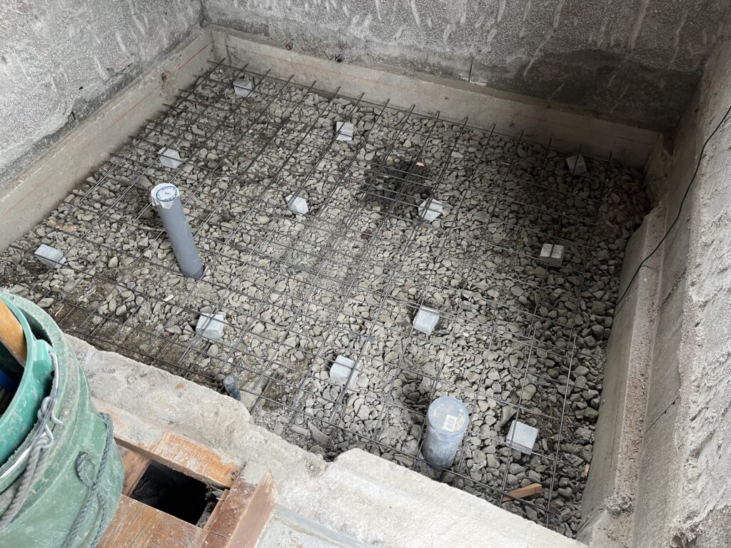 解体が終了しユニットバスを支えるための土間基礎を打設します。補強の鉄筋を入れました。