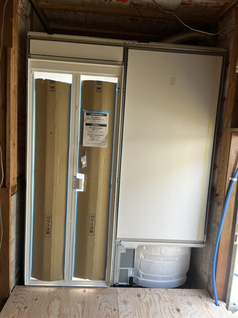 ユニットバスが組み立てられました。他の工事終了までこのままです。