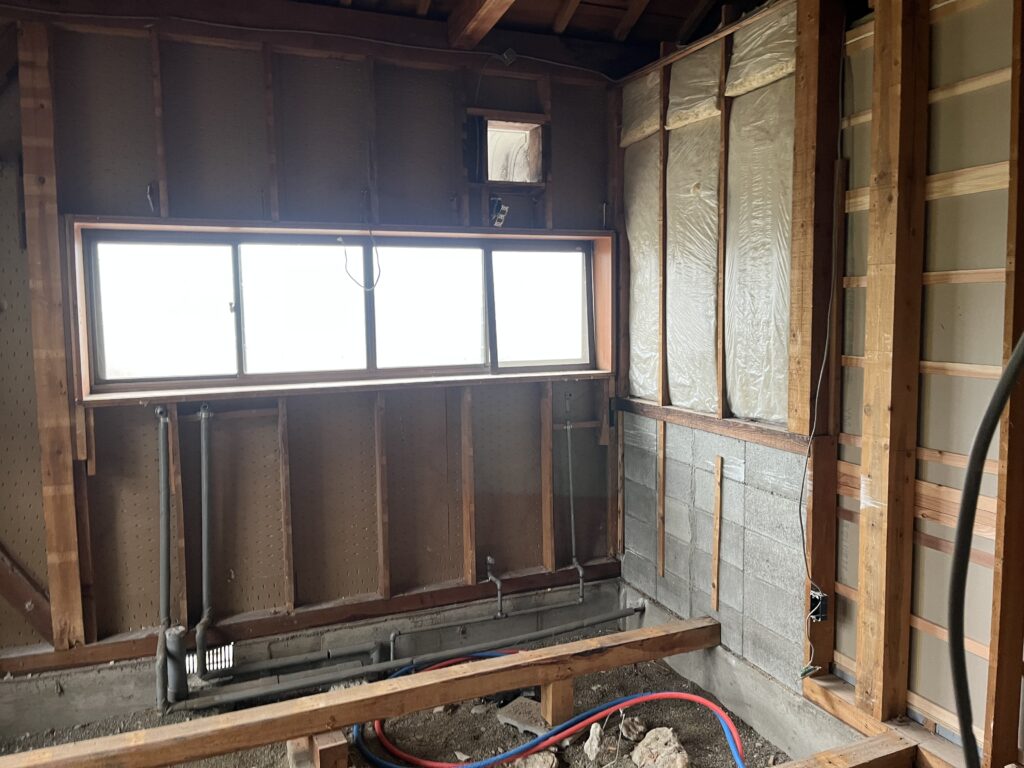 窓が見えています。内窓を取り付けます。