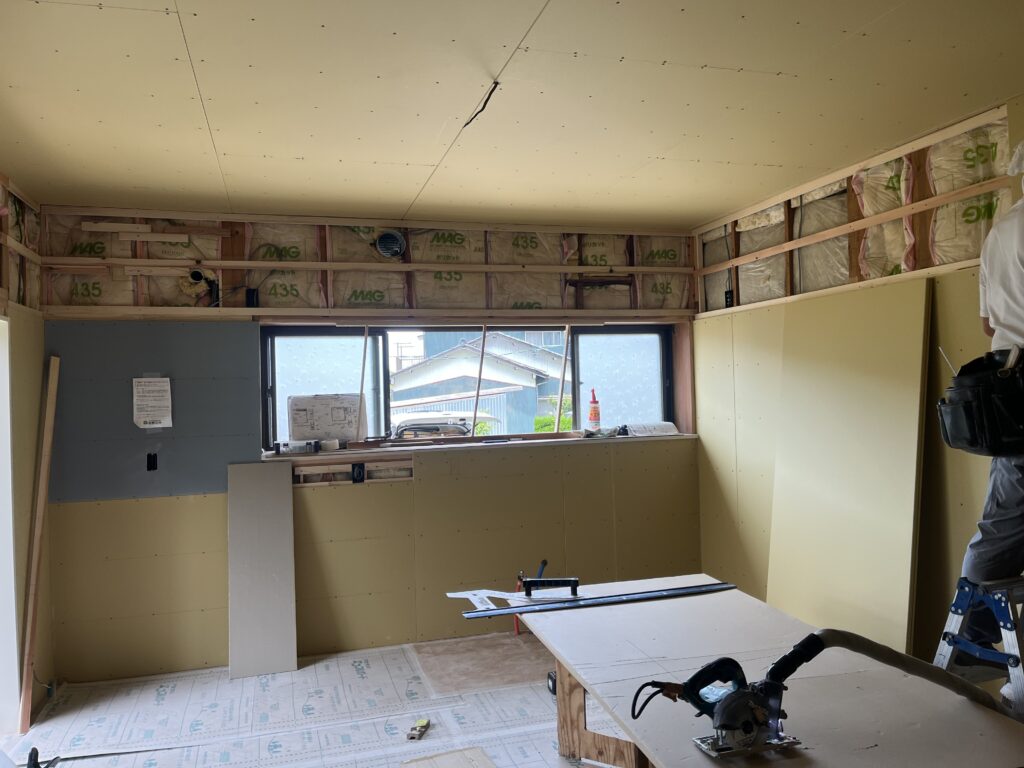 石膏ボードを張っています。