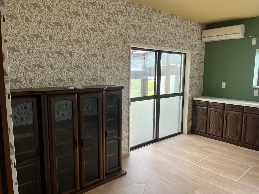 食器棚の上部は別の場所に設置して収納棚として空間のアクセントと実用性を両立させました。