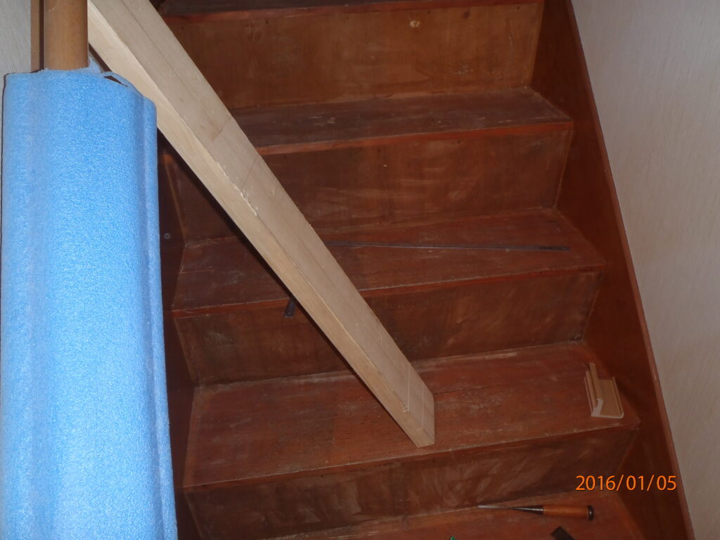 階段です。階段はカーペット敷きでした。カーペットを取り外した状態です。