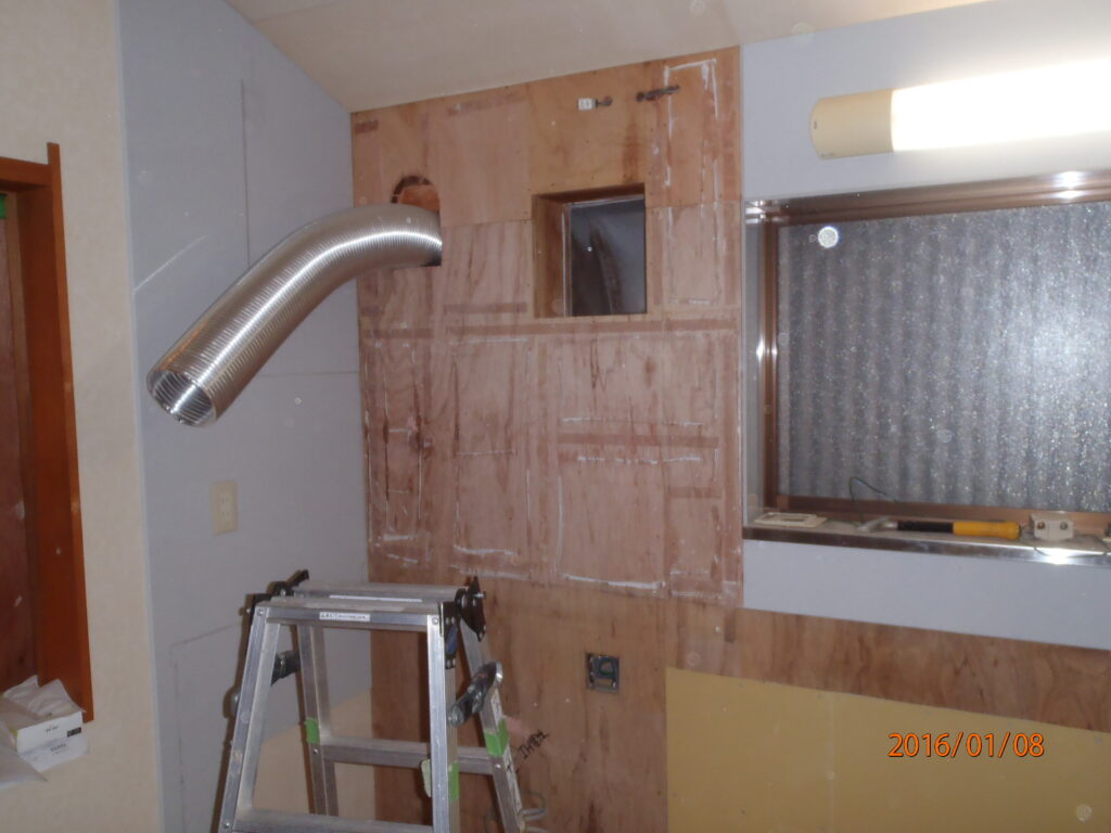 キッチンは入替します。壁、天井、クロスの張替も行ないます。管が見えますが換気扇取り付け位置です。フード部分になります。