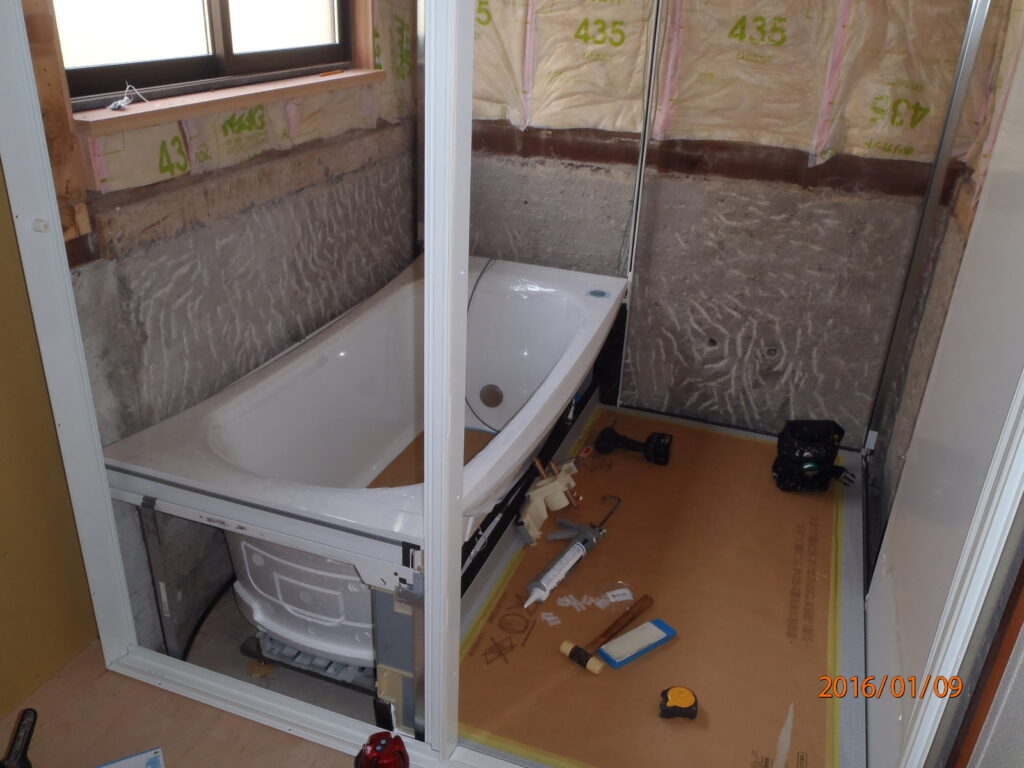 浴槽設置しました。
ユニットバスとはあらかじめ工場で浴槽や天井、壁、床などのパーツを造っておいて現場で組み立てて設置するものです。なので、品質や仕上がりなど、出来上がりのばらつきがありません。