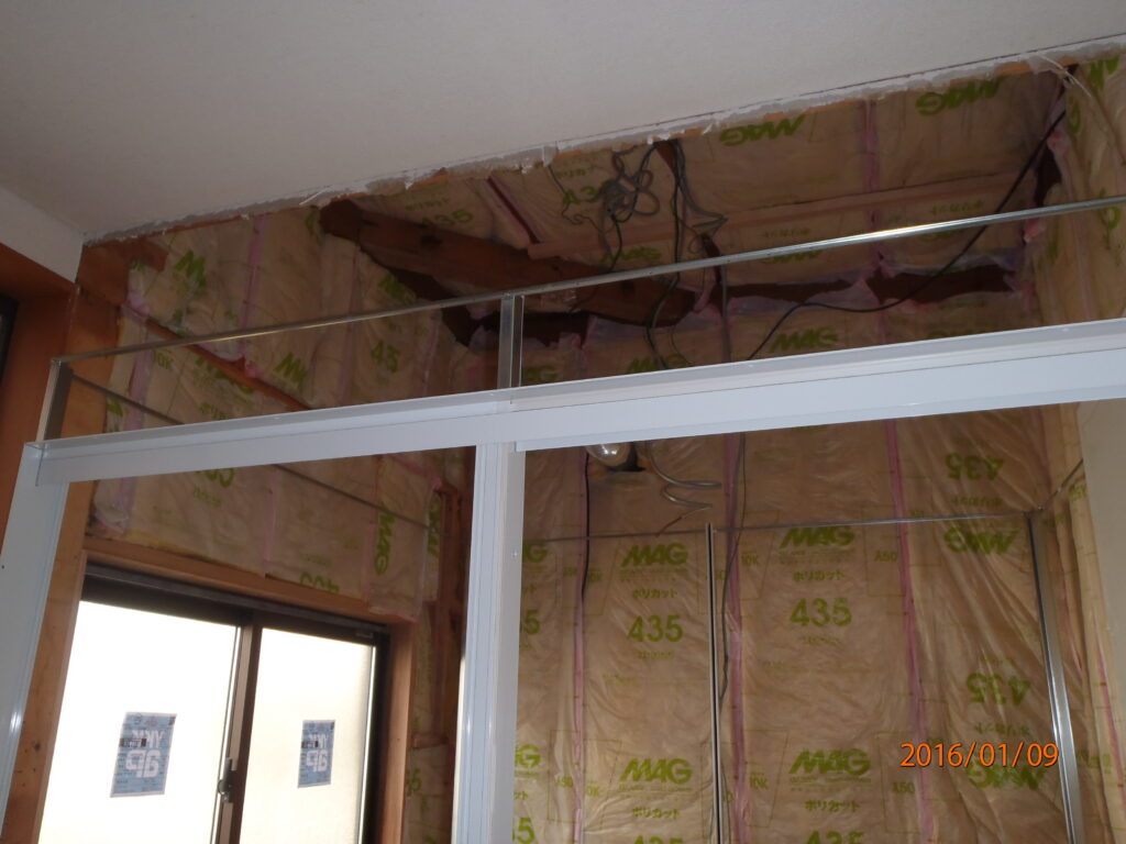 断熱サッシの設置、壁天井に断熱材が充填されまし。白い枠が見えていますが片引き戸の枠です。ユニットバスを設置していきます。