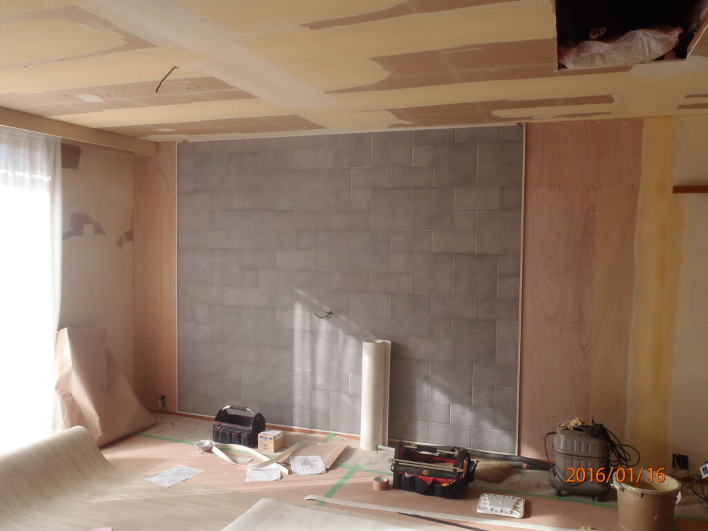 天井やかべをめくり断熱材を敷き詰めた後、デザインタイルのエコカラットプラスを貼りました。（グレー色です）エコカラットプラスを貼ることで湿度を調節し気になるニオイも吸着します。デザイン性も重視し落ち着いたリビングへと変わります。