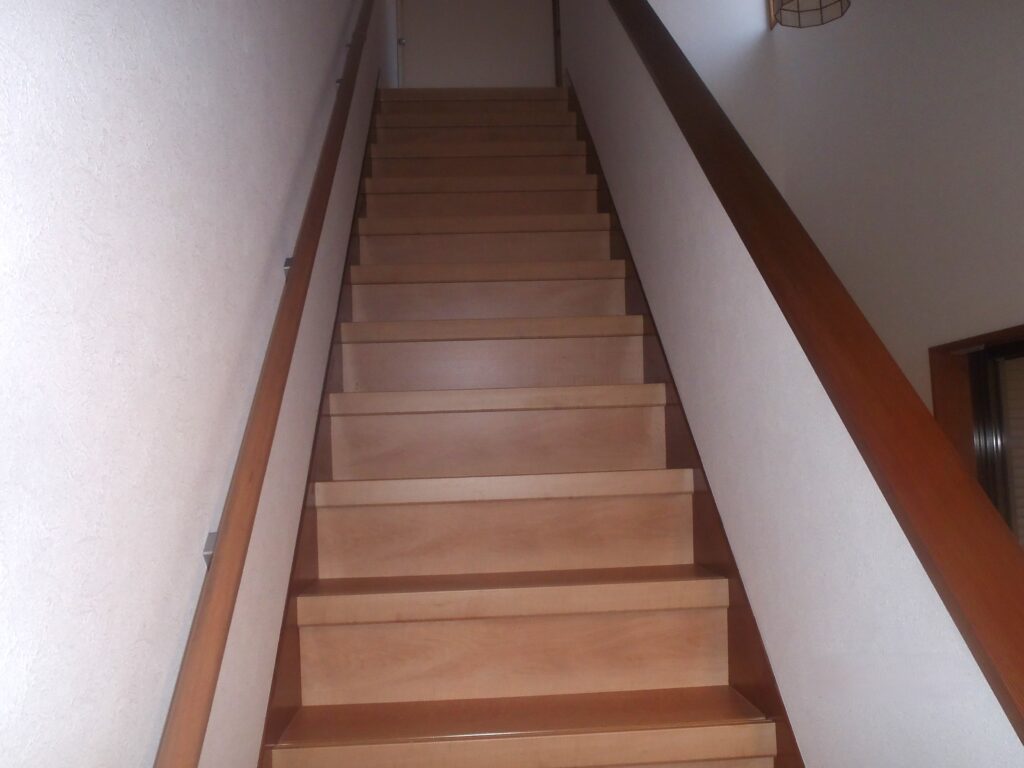 既存の階段に部材を貼り重ねていくリフォーム階段。階段は手摺りを取付けし、クロス張替を行ないました。	安全性が高い昇降しやすい階段へと変わりました。