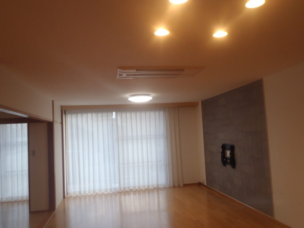 お客様と一緒に「どんな空間にしたいか」をじっくり話し合いながら、間仕切りを撤去して広々としたリビングを実現しました。壁面には、調湿・脱臭・有害物質の吸着など多機能なエコカラットプラスを採用。選定から施工まで、M様と一緒に機能と美しさが調和する空間づくりを目指しました。