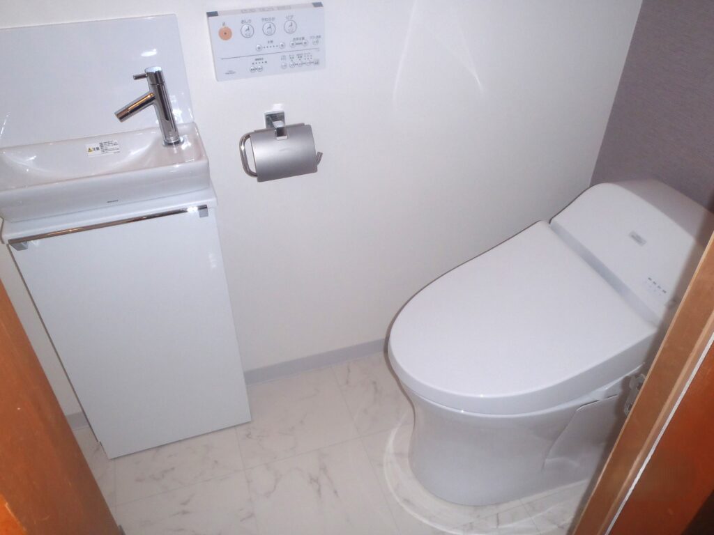 タンクレスと角型手洗器で余裕の動作空間が確保されました。節水、節電機能なのでエコです。