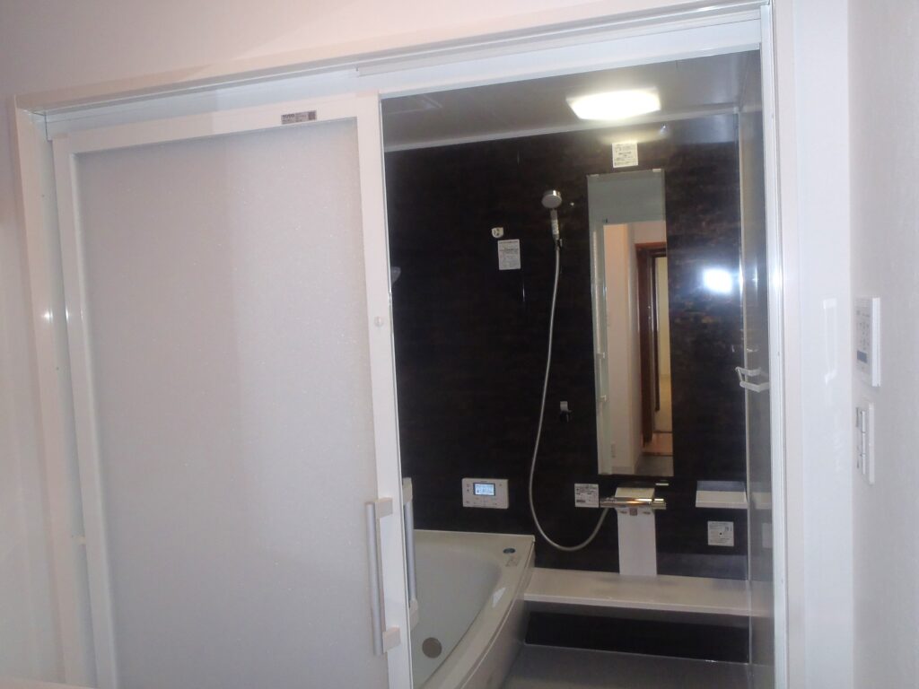 浴室は、快適性と機能性を両立した空間へ。壁・天井には断熱材を敷き込み、浴槽には高断熱タイプを採用。帰宅が遅くなっても湯温が保たれ、省エネ効果も期待できます。