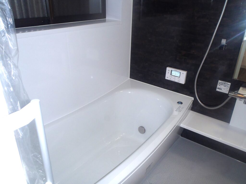 アクセントパネルにはダークセピアカラー、床材にはライトグレーを選定し、落ち着きと上品さを兼ね備えた浴室に仕上がりました。お客様と一緒に色味や質感を検討しながら、理想の空間を丁寧に造り上げました。