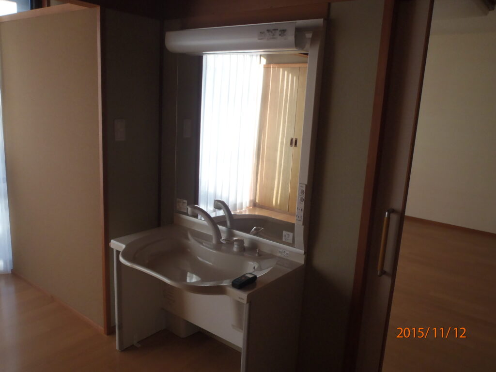 浴室は解体しユニットバス1616サイズを入れます。サッシはペアガラスへ変更します。