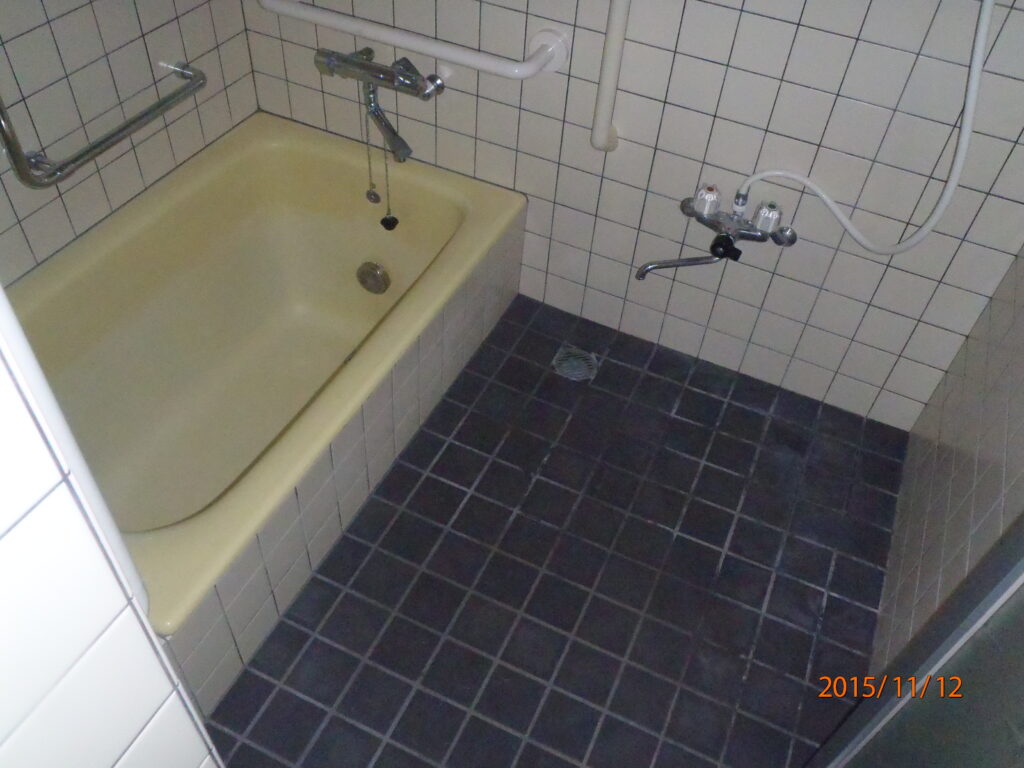 洋室に洗面台が取り付けられていました。撤去して配管部分の補修を行ないます。また、洗面脱衣室の洗面台も入替します。