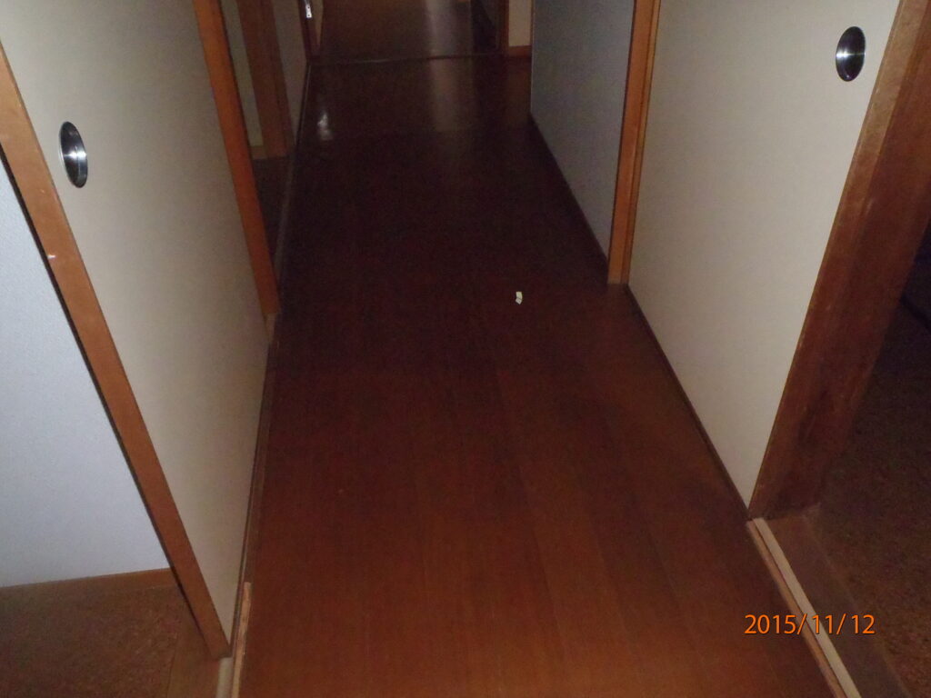 廊下です。床がふかふかするので張替します。