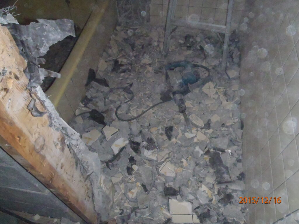 タイルを割り浴室の解体作業です。