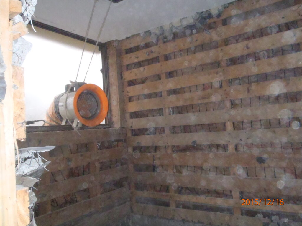 解体作業中の埃はこの専用の機械で吸い取ります。