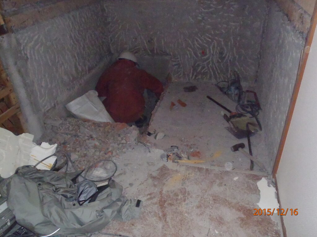 古い浴槽を撤去しました。チームイッセイ職人が手作業で処理していきます。