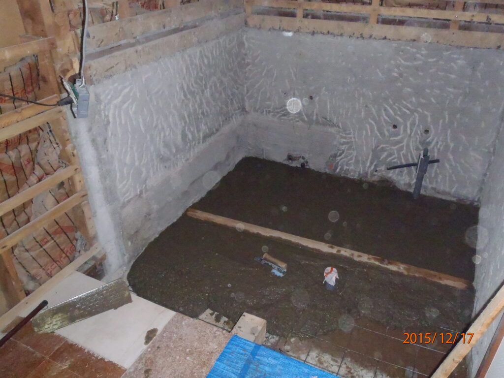 コンクリートを流し込み、左官コテで平らにします。その後乾かします。