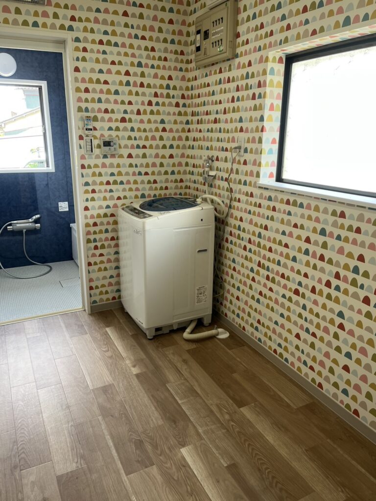 広い洗面室。羽ばたく鳥と幾何学模様が目を引きます。気持ちが明るくなる洗面室です。