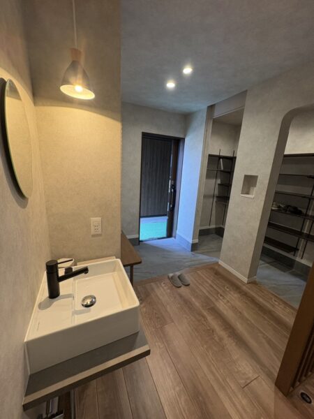 柔らかな曲線美が織りなす玄関