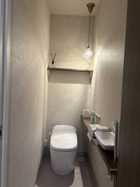 テイストを揃えた２カ所のトイレ空間