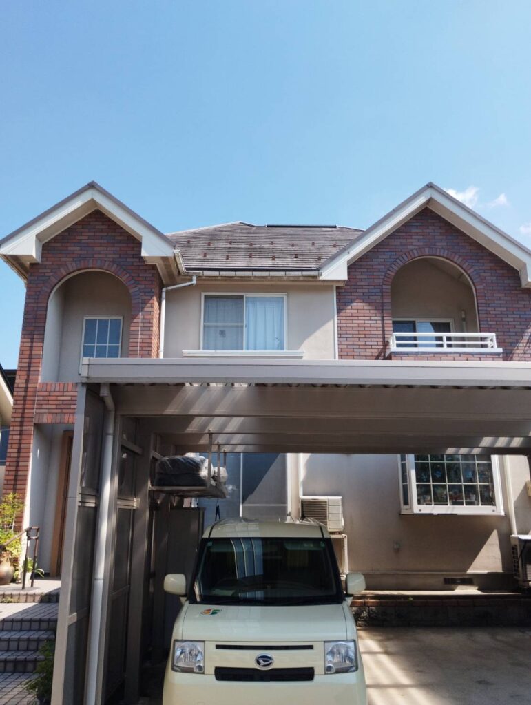 屋根が白くなり劣化が見えています。