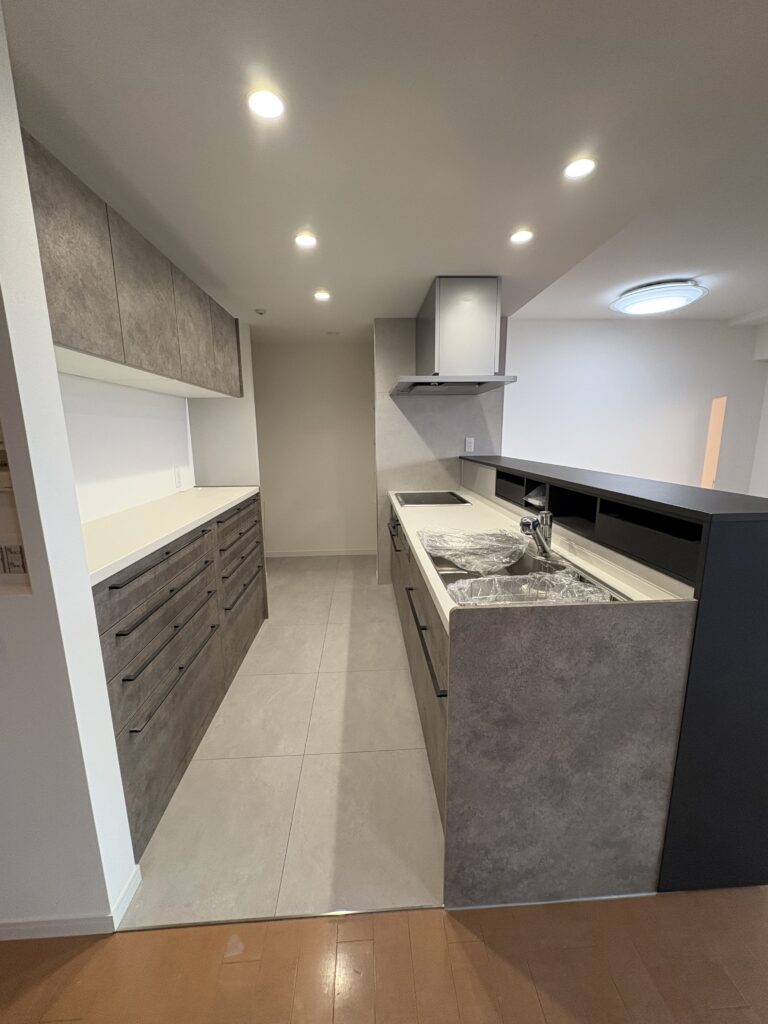 家族みんなが使いやすい！キッチン↔リビング “両面引き出し収納”