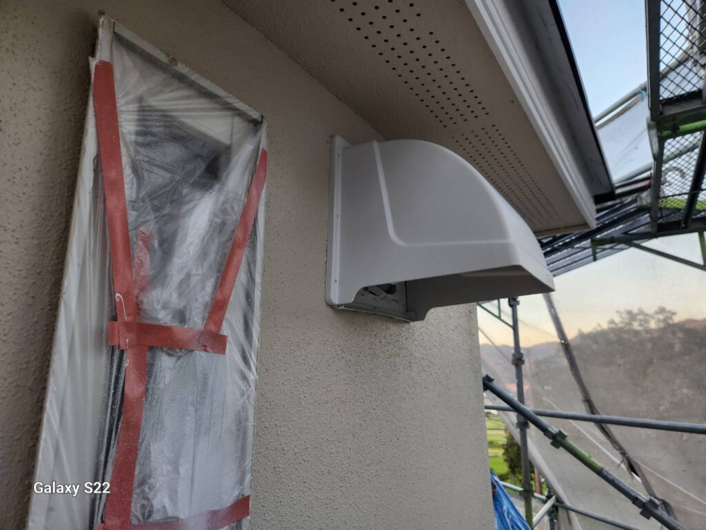 窓ガラスはこのように養生を行い、色がつかないように留意して作業を行っています。