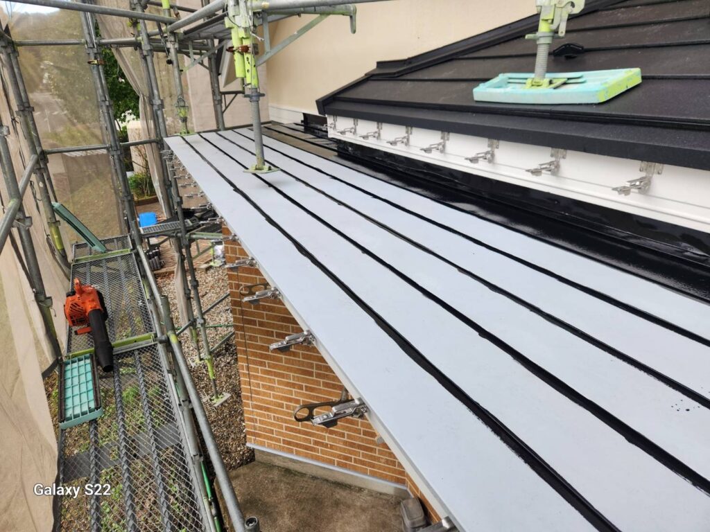 下屋の上塗り１回目の状況です。