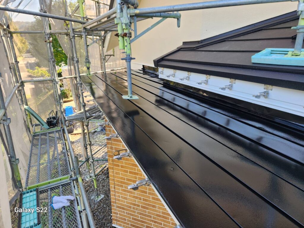 下屋の上塗り２回目。下屋、庇の２回塗装が完了しました。