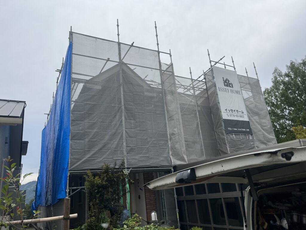 足場を設置しました。