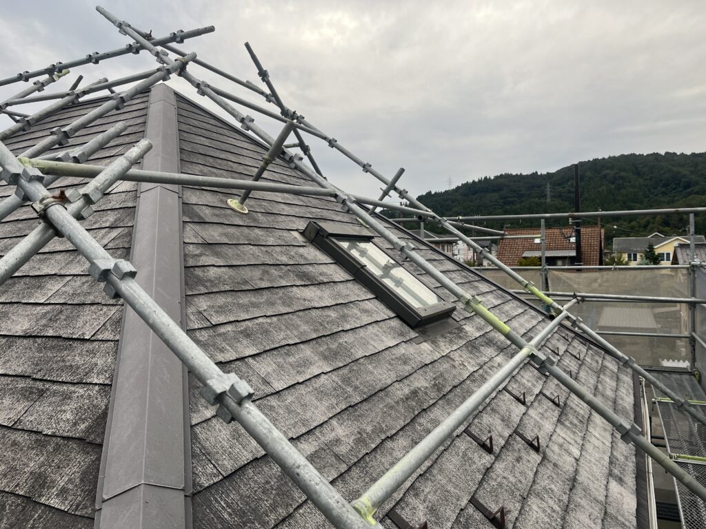 下地をきれいに整えることで、新しい屋根材の密着性を高め、仕上がりと耐久性を向上させています。