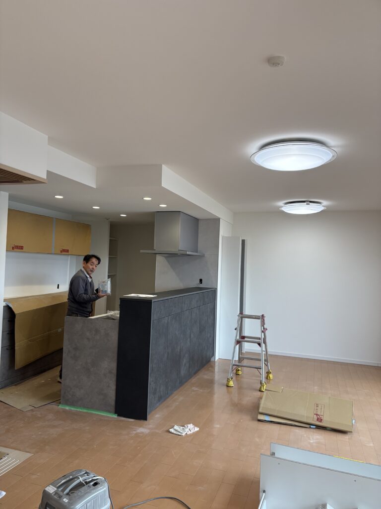 キッチン収納棚、カウンター収納の状況確認をしています。