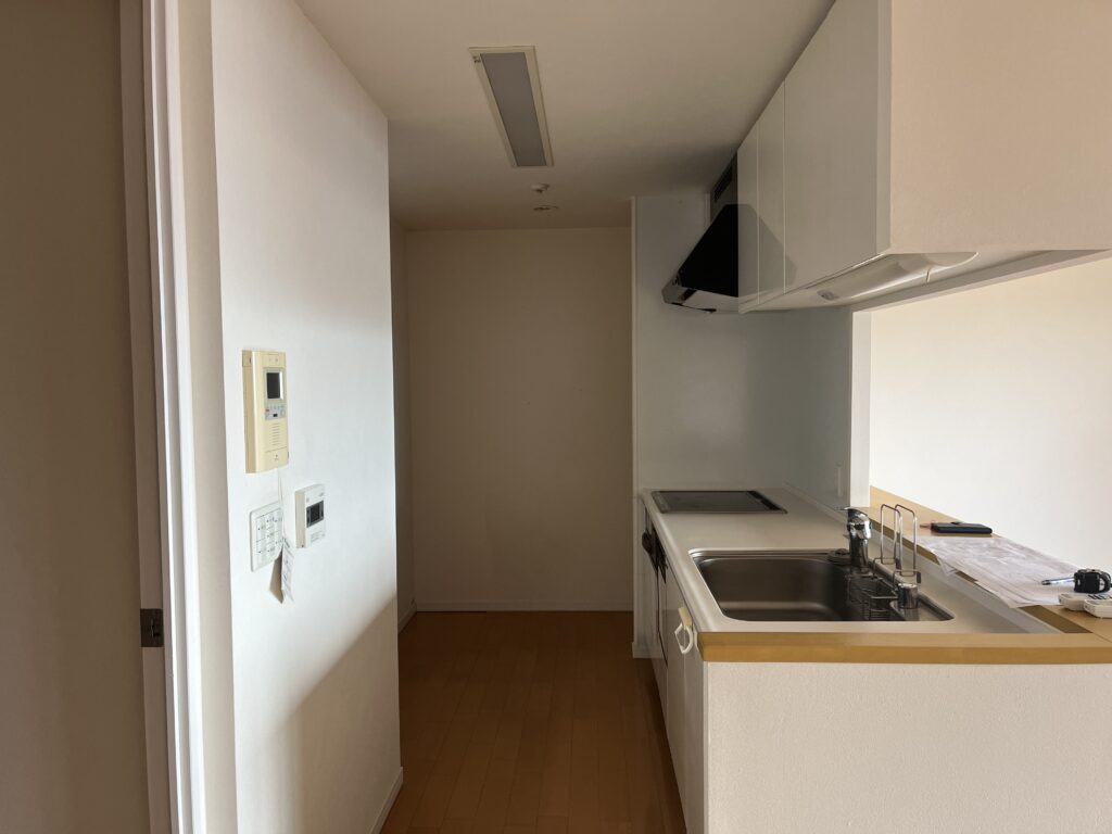キッチン上部に吊戸棚がありました撤去します。