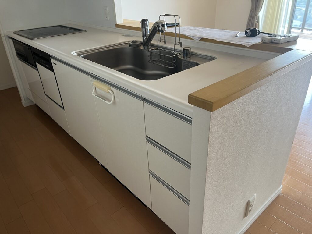 高級感のあるキッチンに入替えます。キッチン背部にカップボードを設置します。