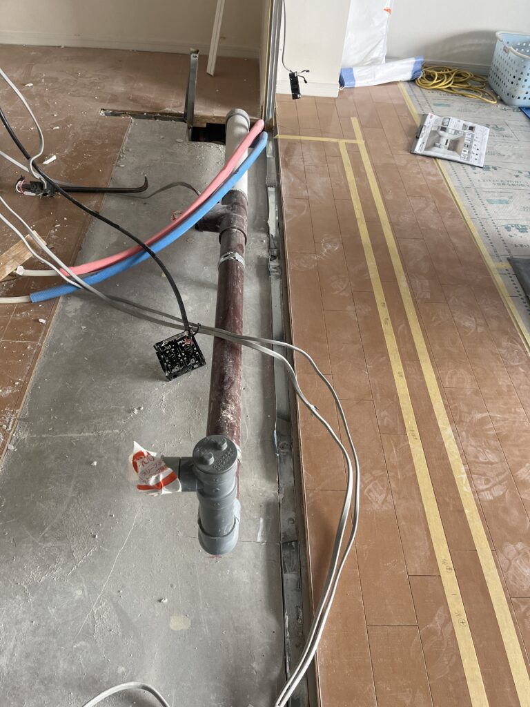 既存キッチンを取り外しました。