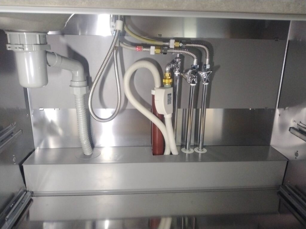 新しいキッチンの配管が完了しました。