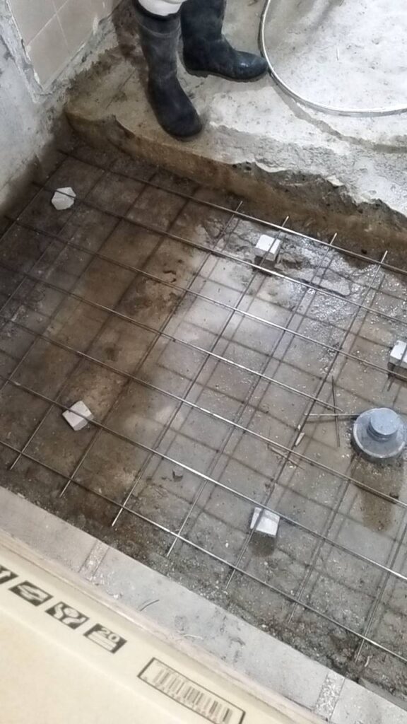 浴槽を撤去。
コンクリートを流し込む前の工程になります。ﾜｲﾔｰﾒｯｼｭを敷き詰めました。