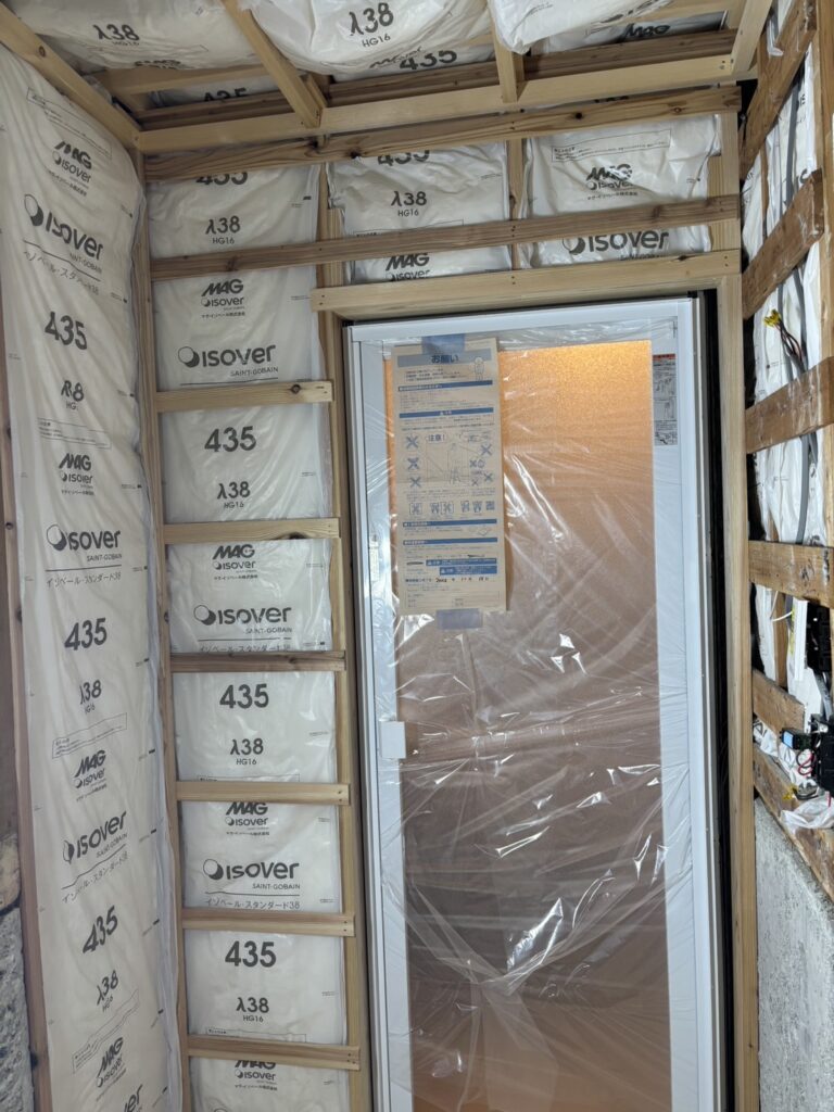 浴室ドアが入り、ユニットバスに入替えが完了しました。