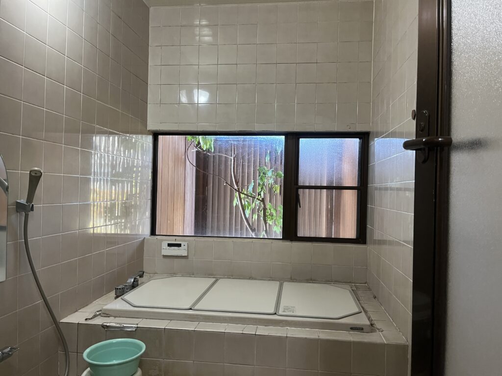 タイル張りの浴室。浴室窓からは熱損失が大きい状況でした。窓交換を行い小さくします。