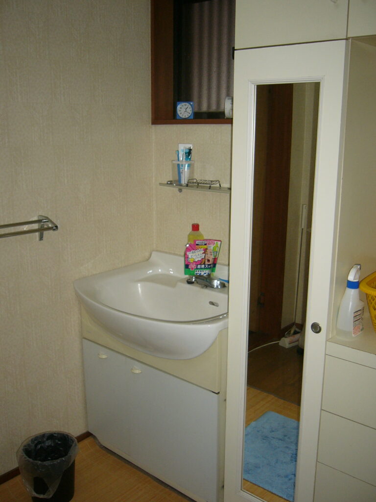 洗面台の交換を行います。脱衣場を広くして収納力を上げます。